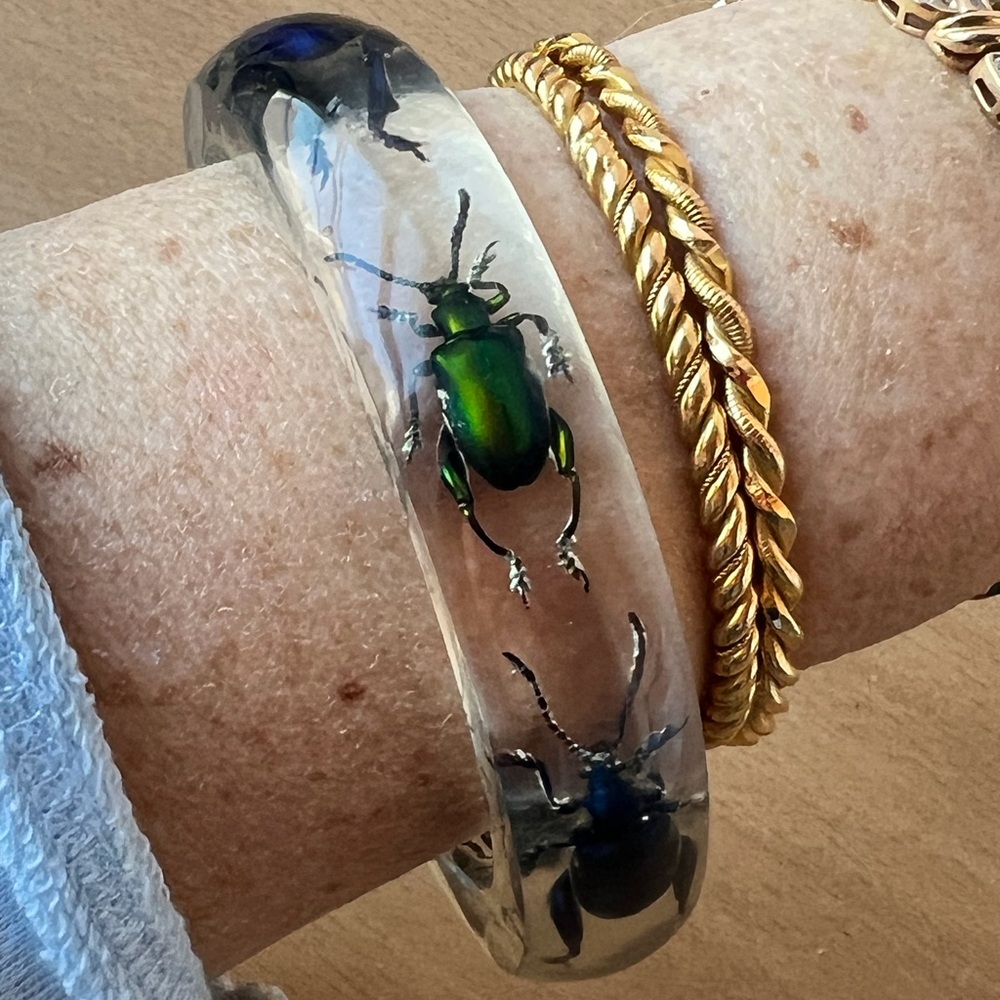 VINTAGE CLEAR LUCITE LARGE BANGLE BRACELET W/ VIVID COLORS BEETLES STATEMENT - Picture 14 of 16